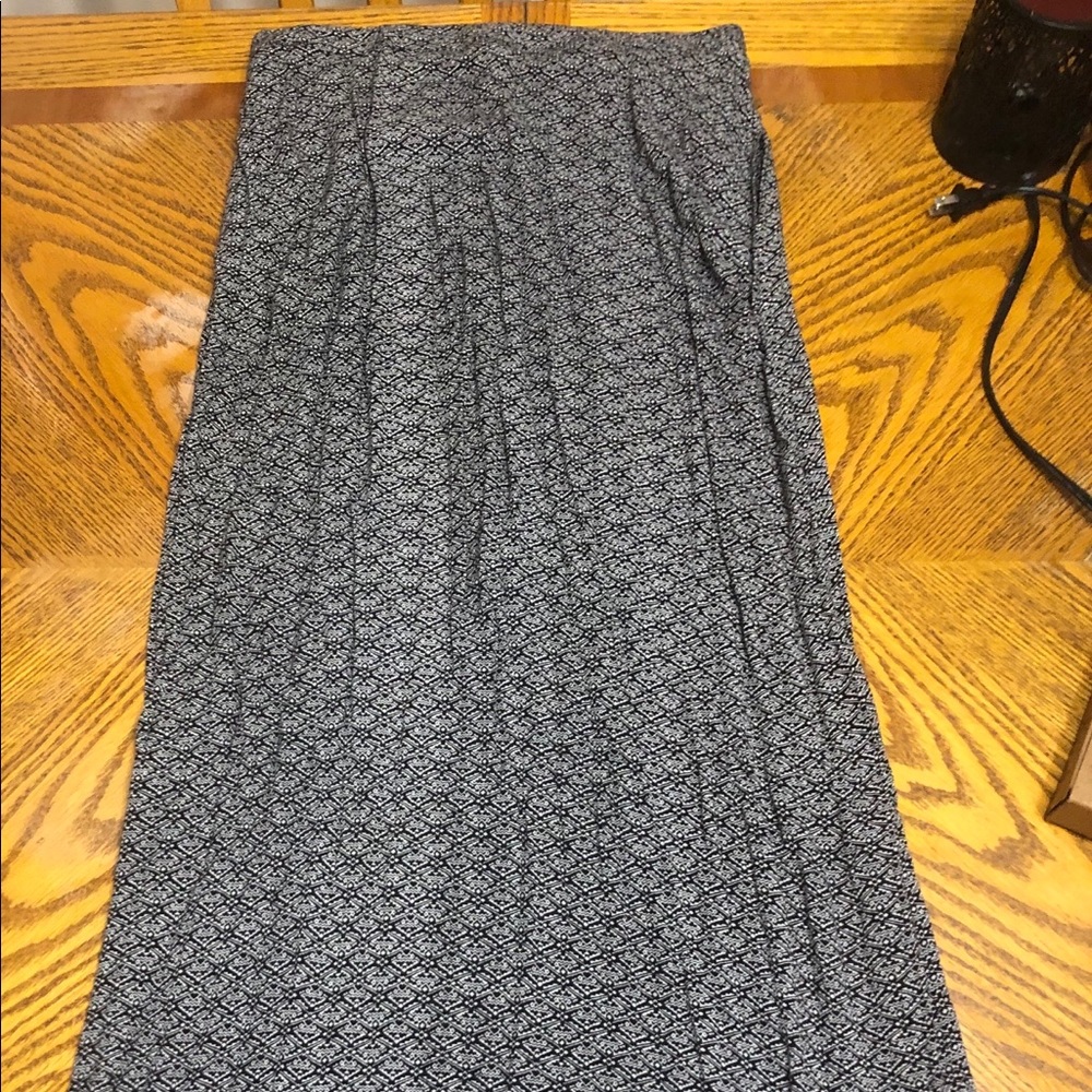 Easy flowing Skirt form waste to floor